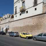 Proseguiamo e percorriamo una ripida discesa che ci porta fino a Porta La Maya, un altro ingresso della citt� incastonato tra antiche mura. Superiamo la porta, giriamo a sinistra...